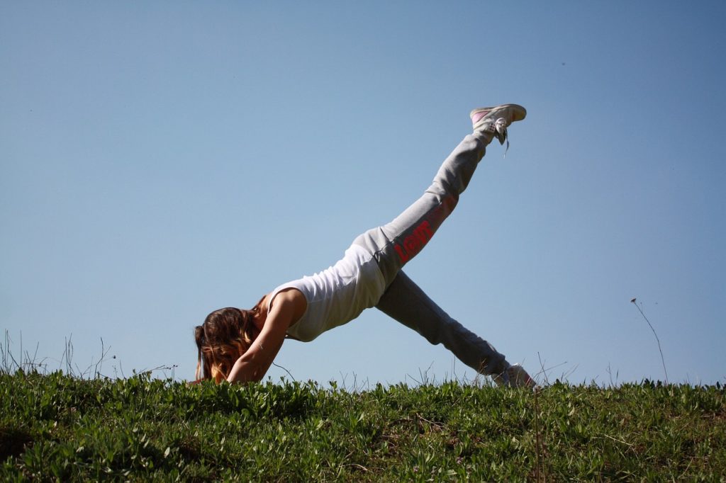 Femme faisant de l'exercice en pleine nature
