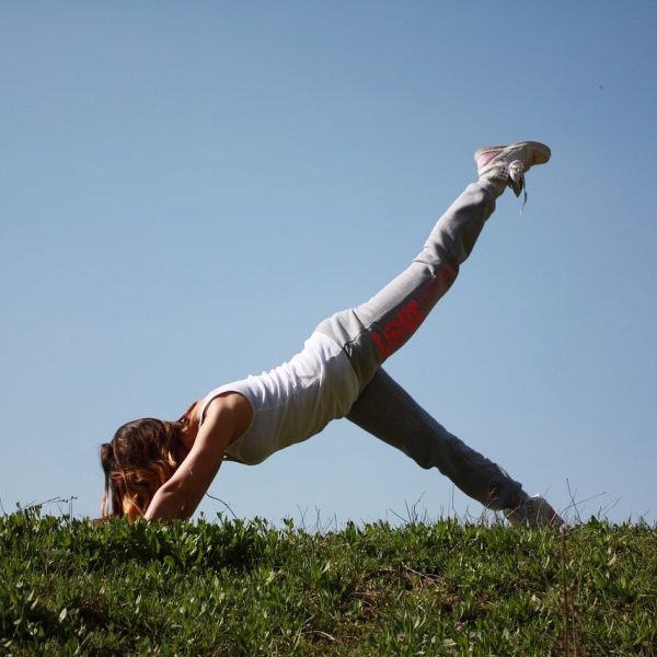 Femme faisant de l'exercice en pleine nature