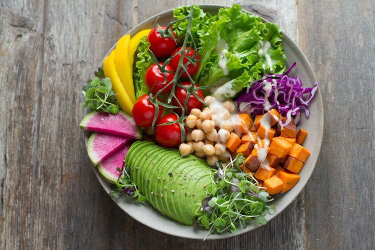 Assiette constitué de légumes et de protéines végétales