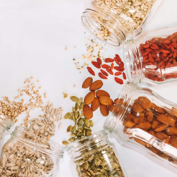 Multiples céréales comme les amandes et les flocons d'avoine