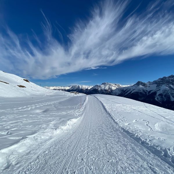 Magnifique chemin pour les ballades dans la neige