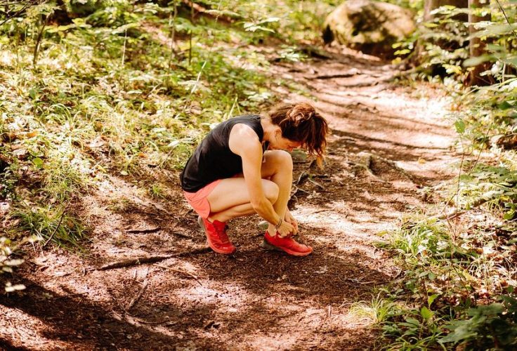 courseapied-running-coach-activite-pertedepoids-sante Femme en traind e faire de la course à pied en forêt