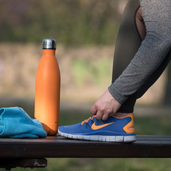courseapied-running-remiseenforme-coach Femme en train de lacer ses chaussures