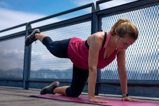 Femme effectuant de la gym en extérieur