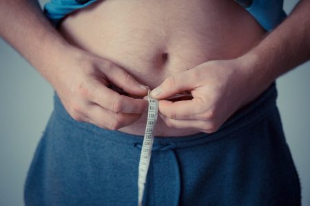 Personne en train de mesurer son tour de taille