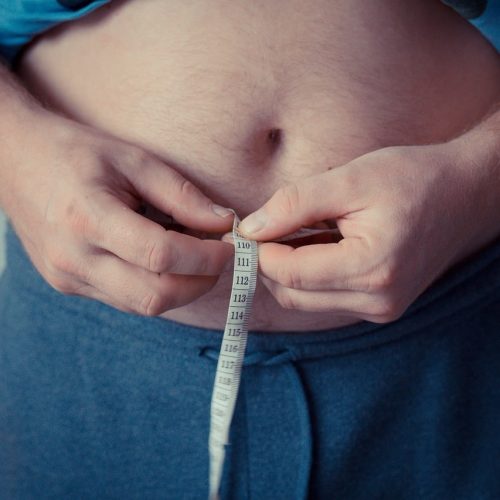 pertedepoids-mincir-regime-muscle Personne en train de mesurer son tour de taille