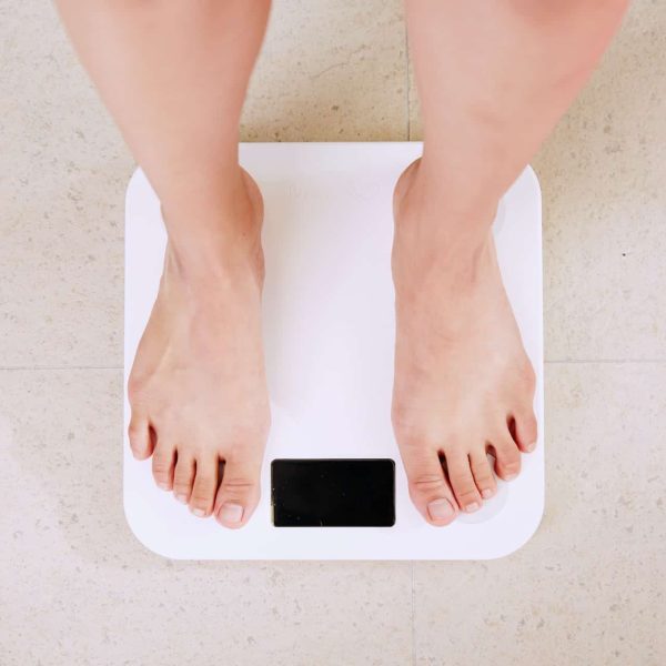 Personne se pesant sur une balance
