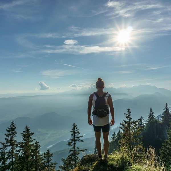 Randonneur arrivé au sommet d'une montagne