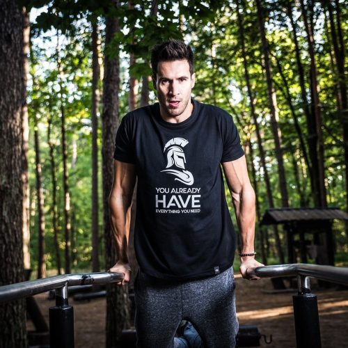 renforcementmusculaire-gym-foret-nature-coachprive-sport Homme en train de faire du renforcement musculaire en pleine forêt