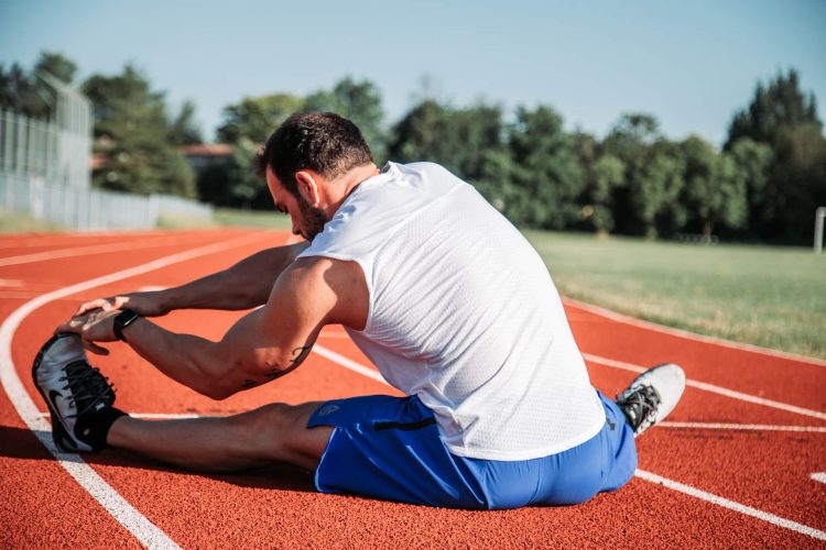Etirement des jambes après une séance d'athlétisme