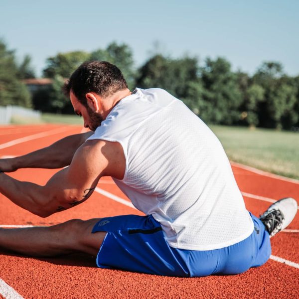 Etirement des jambes après une séance d'athlétisme