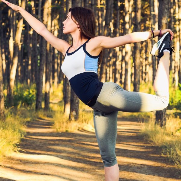 sport-femme-nature-gym-coach-preparationphysique Femme effectuant de l'exercice à l'extérieur