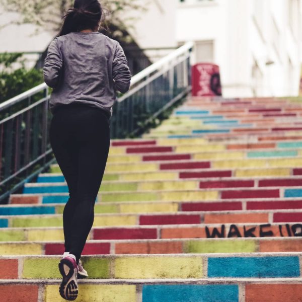 step-exercicefessier-cuisse-pertedepoids Femme montant les marches en courant